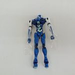 袋に入ったフィギュア本体を背面から写した写真