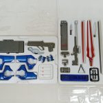 トレイに収まった武器、ロンギヌスの槍、交換パーツ、ネームプレート