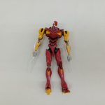 赤い機体の本体を正面から写した全身。両腕を下ろした立ち姿