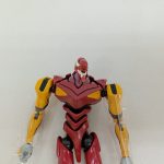 本体の上半身を正面から近づけて写したもの。頭部と肩の装甲、胸の意匠