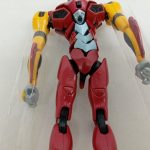 本体の上半身。両腕を横に広げ、胸の装甲が開いて内側の水色の部品が出た状態