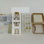 箱の中身。本体入りのトレー、付属品のトレー、台座、説明書