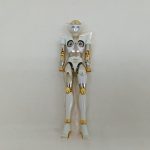 白と銀の機体の全身を正面から