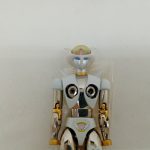 頭部と胸のアップ。白い装甲と金色の飾り