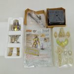 内箱に収まった本体、ディスプレイ台、付属パーツ、説明書を並べた写真