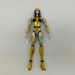 金色と銀色の女性型ロボットを正面から写した全身