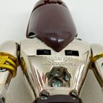 背中の拡大。『BANDAI 2001 MADE IN CHINA』の刻印
