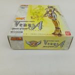 外箱を斜め上から写した写真。正面と側面の『Venus A』のロゴ