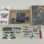 外箱の中身。トレイ、武器パーツ、台座、冊子