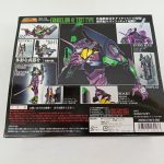 外箱の背面。武器や機能の写真と説明、バーコード
