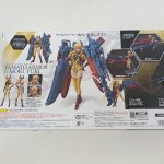 外箱の背面。フィギュアとアーマーの紹介写真とバーコード