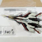 トレイに収まったファイター形態の機体とパーツ