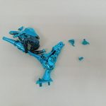 カメレオンのオブジェを単体で写した写真