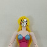 素体の顔と胸元の拡大。仮面を着けた頭部
