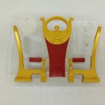 トレイに収まった玉座のパーツと支柱