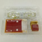 トレイに収まった台座と盾などのパーツ