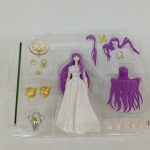 トレイ内のフィギュア、髪のパーツ、杖、壺などの付属品