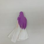 フィギュアの背面。紫の長い髪
