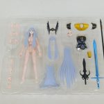 トレイに収まった素体、髪のパーツ、交換用の手首、剣と杖