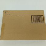 輸送箱のもう一方の面。「ROBOT魂 バンシィ・ノルン SPパック[リアルマーキングVer.]」の印字とバーコードがあります。