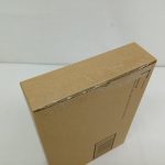輸送箱を斜め上から撮った写真。側面と箱の厚みが写っています。