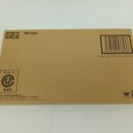 輸送箱の正面。「METAL ROBOT魂」と「魂ウェブ商店」のロゴ、バーコード、「HYPER MEGA BAZOOKA LAUNCHER」の印字があります。