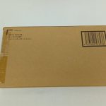 輸送箱を斜め上から写した写真。上面に品名の印字とバーコードがあります。