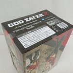 外箱を背面側から斜めに写した様子。バーコードと品番の印字、側面のイラストが写っています。