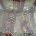 透明窓ごしの本体のアップ。赤い装備を持つフィギュアの上半身と、内側の透明ブリスターが写っています。