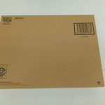 輸送箱の正面。左上に「METAL ROBOT魂」のロゴ、右上にバーコード、左下にダンボールのリサイクルマークの印字。