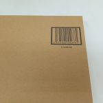 輸送箱の右上のアップ。枠で囲まれたバーコードと、その下に「S GUNDAM」の印字。