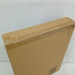 輸送箱を立てた状態の側面。箱の厚みと、側面に貼られたテープが写っています。