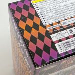 外箱の底面を斜めから写したアップ。バーコード