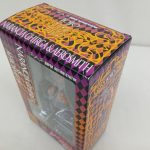 外箱を斜めから写した写真。窓と側面のロゴ