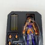 ブリスターのフィギュア上半身と付属品のアップ