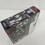外箱を斜め上から写したもの。裏面と側面の絵柄