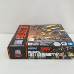 外箱を斜めから写したもの。正面の絵柄と側面の商品名の帯