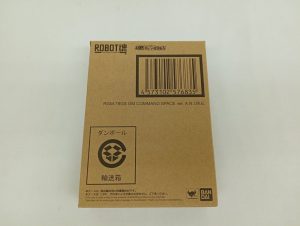 輸送箱の面。ROBOT魂と魂ウェブ商店のロゴ、バーコード、「RGM-79GS GM COMMAND SPACE ver. A.N.I.M.E.」の印字があります。