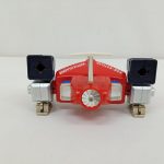 本体を後ろから写したもの。銀色の車輪と黒い箱形のユニット