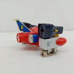 本体を斜め下前から写したもの。前部の赤い部品と銀色の金具