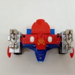 本体を真上から近づけて写したもの。赤い部分の白い丸と銀色の金具
