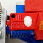 本体前部の赤い部品のアップ。刻まれた文字と銀色の金具