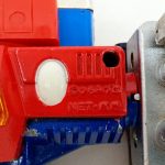 本体前部の赤い部品のアップ。白い丸の横に刻まれた文字