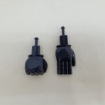 黒い手の部品が2つ並べて置かれています