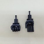 黒い手の部品2つを角度を変えて写したもの