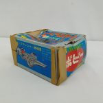 箱の側面。機体の透視図の絵と『ポピー』のロゴ