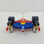 本体を正面から写したもの。赤と青の機体の左右に黒い箱形のユニット