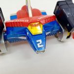 本体の前部を斜めから近づけて写したもの。赤い部分の文字と黄色の窓