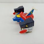 本体を斜め後ろから写したもの。上に伸びた白い翼