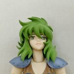 頭部と肩の拡大。緑の髪と顔の塗装があります。